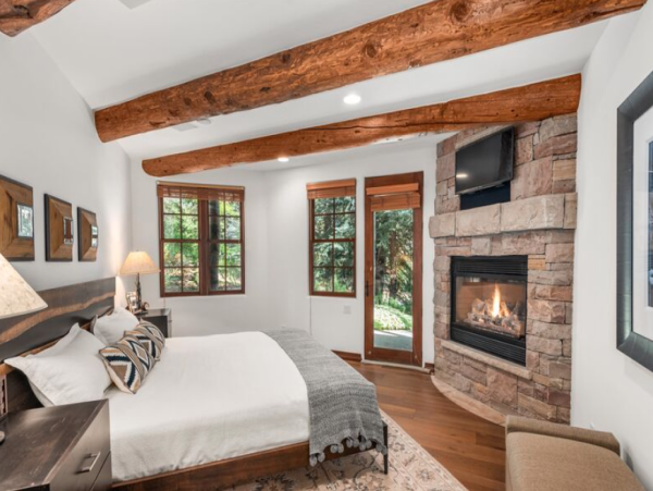 Luxurious Ski-in/ Ski-out Vacation Home - Family-Friendly Retreat